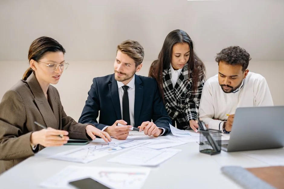 about-01 Gros plan sur un document de stratégie marketing posé sur un bureau, idéal pour du contenu professionnel.